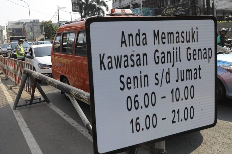 Rambu pemberitahuan memasuki kawasan ganjil-genap di Fatwamati, Jakarta Selatan