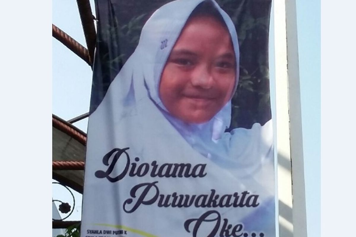 Poster berukuran 160x60 cm itu berisi foto anak sedang tersenyum. Tertera sebuah kalimat di poster itu yang menggambarkan tentang Purwakarta.