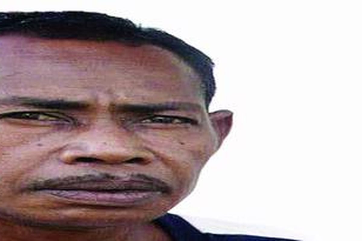 Tak ingin semangat belajar anak-anak mengendur, Joris mengeluarkan uang dari kocek pribadi guna membeli dua papan tulis dengan spidol seharga Rp 300.000.