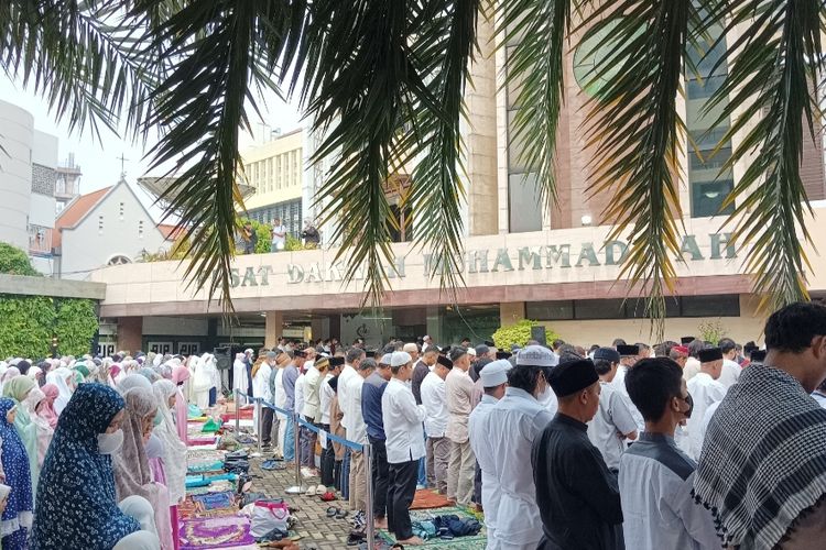 Suasana shalat Idul Fitri 1 Syawal 1444 Hijriah yang digelar di Kantor Pusat Dakwa Muhammadiyah yang berada di Kebon Sirih, Menteng Raya, Jakarta Pusat pada Jumat (21/4/2023).