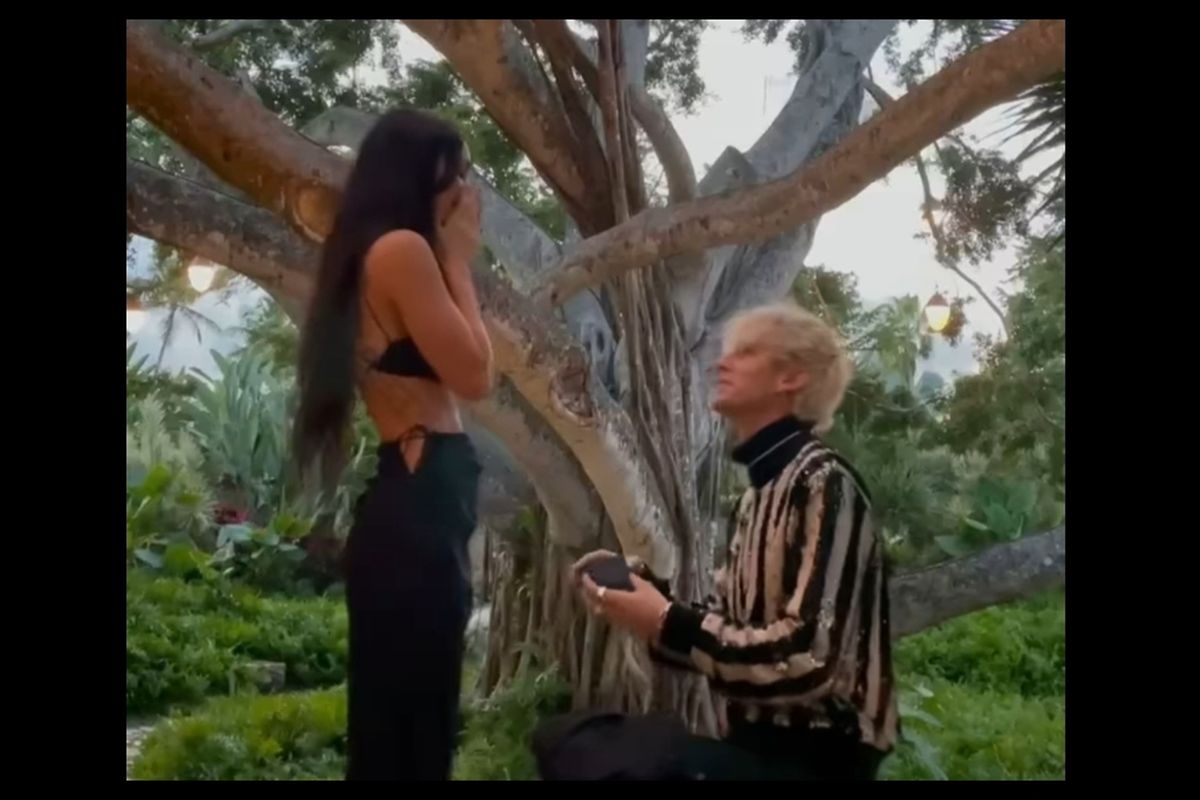 Machine Gun Kelly melamar Megan Fox.