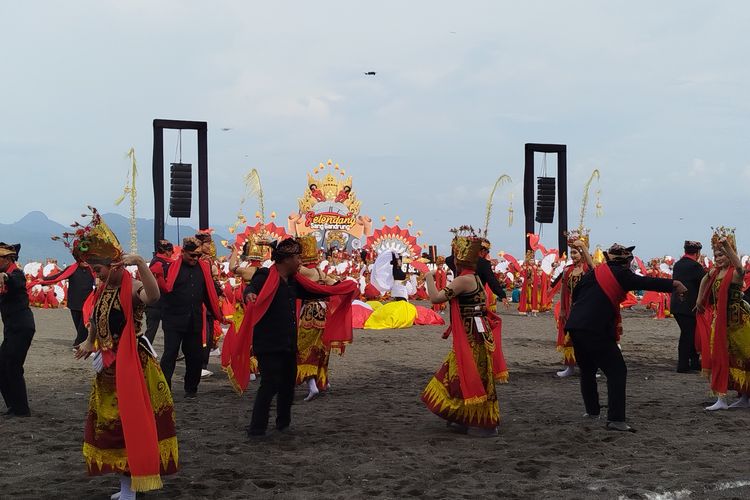 Kades Banyuwangi menjadi peserta Gandrung Sewu 2025.
