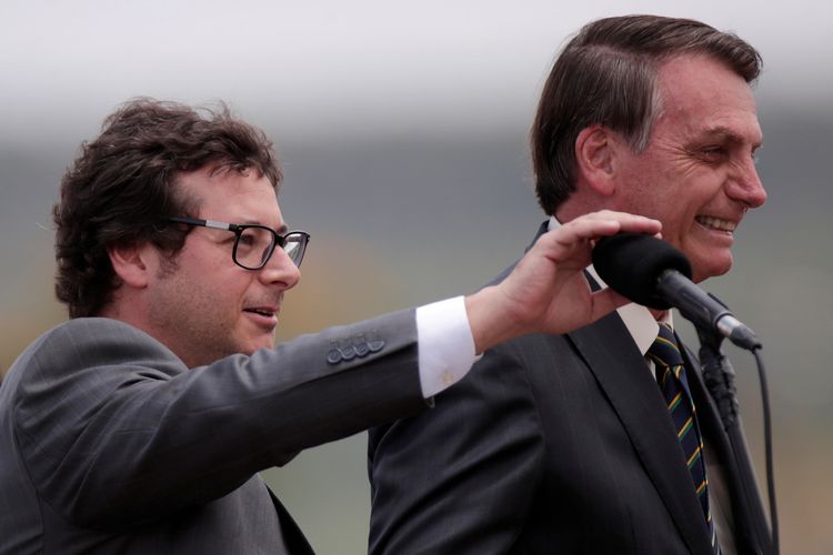 Sekretaris Komunikasi Brasil, Fabio Wajngarten (kiri) bersama Presiden Brasil Jair Bolsonaro (kanan) dalam seremoni Flag Day di Alvorada Palaza, Brasilia, Brasil (19/11/2019).