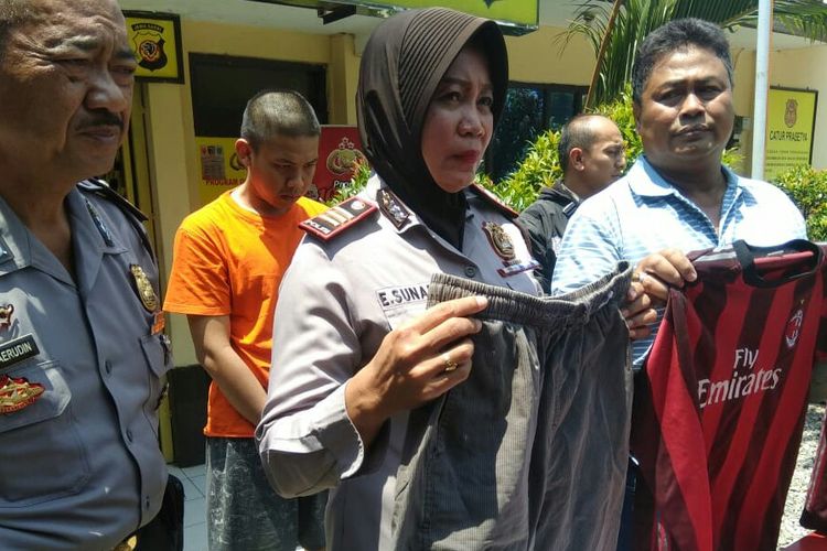 Wakapolsek Regol AKP E.Sunarni tengah memperlihatkan barang bukti baju yang dipakai saat melakukan aksi jambretnya.