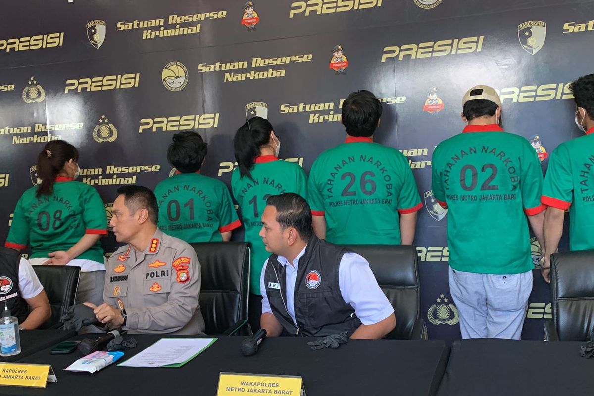 Satuan Reserse Narkoba Polres Metro Jakarta Barat mengamankan aktor Hud Filbert (HF) dan enam pelaku lainnya atas kasus dugaan penyalahgunaan narkoba pada 14 April 2023. 