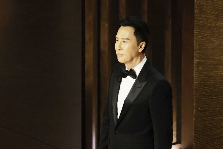 Aktor Donnie Yen berbicara di panggung Academy Awards ke-95 atau Oscar 2023 di Dolby Theatre, Hollywood, California, Minggu (12/3/2023). 