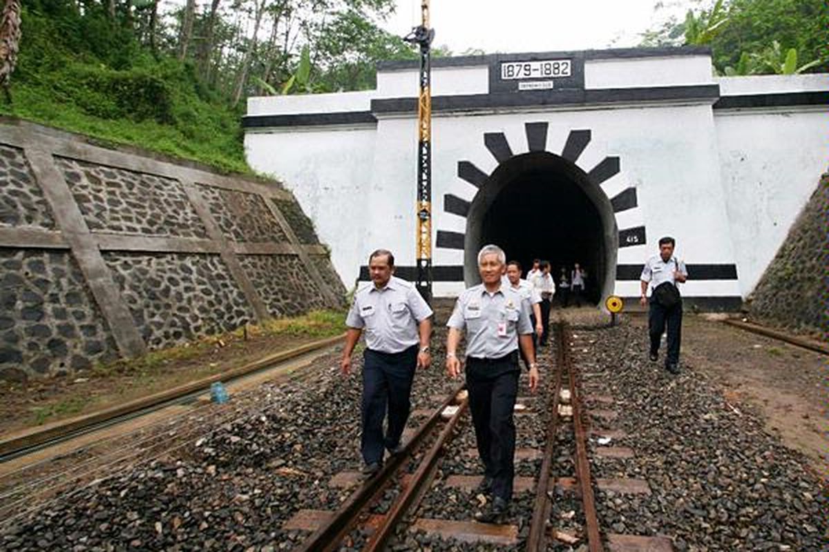 Direktur Jenderal Perkeretaapian Kementerian Perhubungan Tundjung Inderawan (tengah) meninjau perbaikan Terowongan Lampengan di Kabupaten Cianjur, Jawa Barat, Kamis (5/5). Terowongan Lampengan dibangun Belanda pada 1879-1882. Terowongan ini digunakan oleh kereta api dari Bogor-Sukabumi-Cianjur-Padalarang-Bandung. Direktorat Jenderal Perkeretaapian telah memperbaiki terowongan ini pada tahun anggaran 2010 dengan dana Rp 8 miliar.