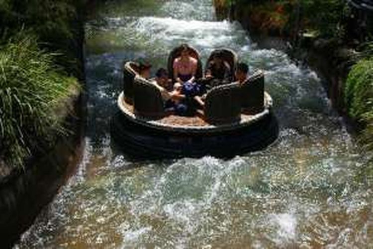 Wahana arung jeram di taman bermain Dreamworld Gold Coast, Australia.