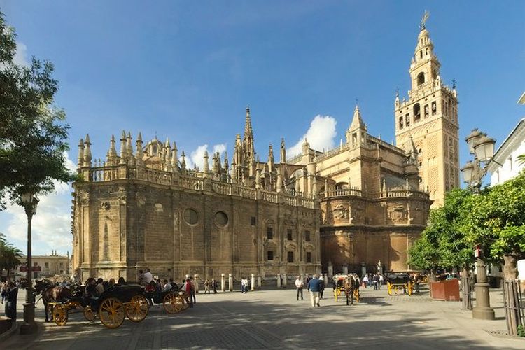 Giralda, menara lonceng katedral Seville, dulunya adalah menara Masjid Agung kota. (Wikimedia Commons)