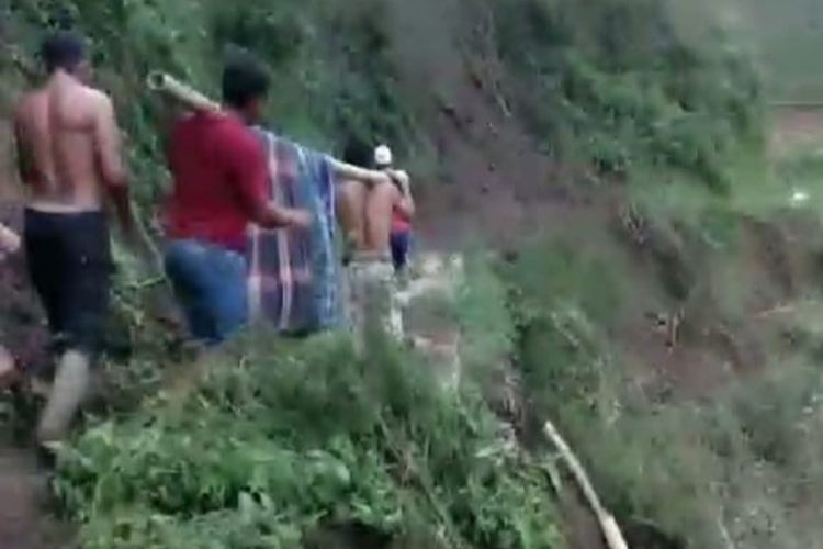 Sejumlah warga mengevakuasi warga sakit menggunakan sayur di lokasi longsor, Desa Cicadas, Kecamatan Rongga, Kabupaten Bandung Barat (KBB), Jawa Barat, Kamis (23/11/2023).