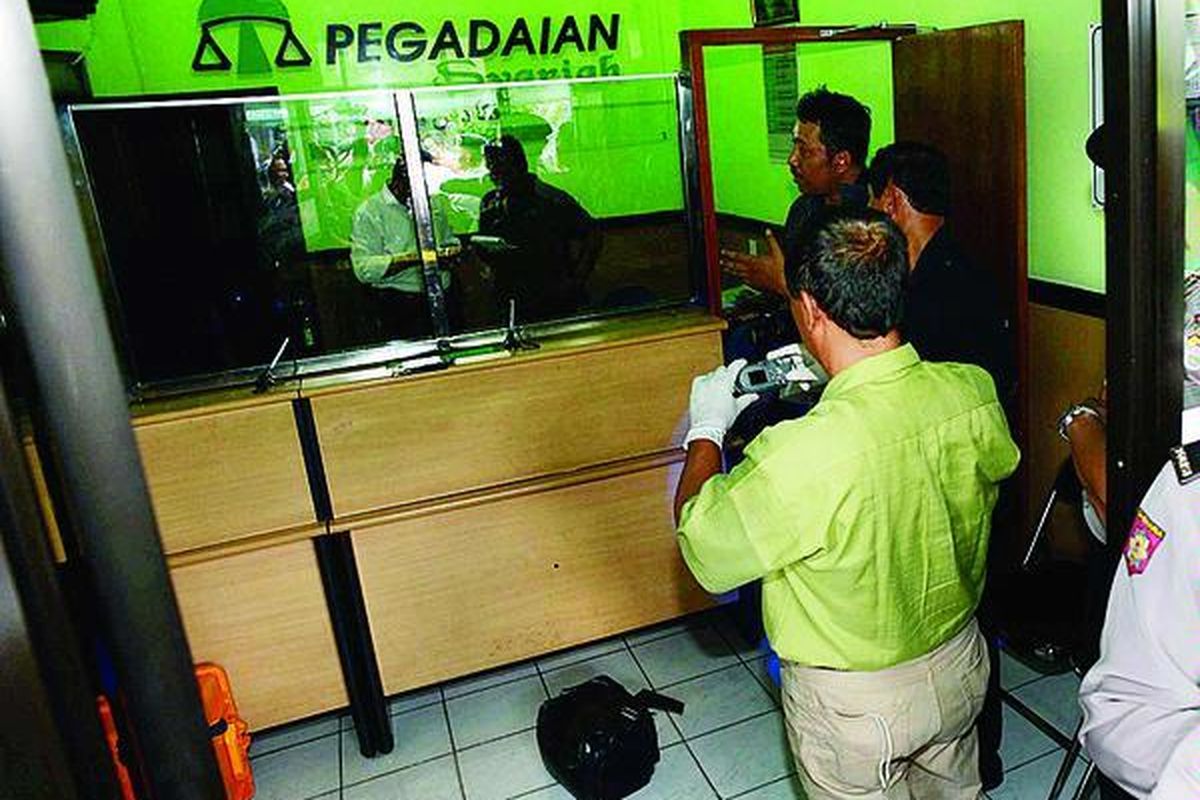 Tim Polda DI Yogyakarta melakukan olah tempat kejadian  perampokan di Kantor Pegadaian Syariah Unit Ngampilan Yogyakarta, Jalan Letjen Suprapto, Yogyakarta, Selasa (2/4). Kawanan perampok yang terdiri dari lima orang bersenjata api tersebut membawa kabur uang dan perhiasan bernilai sekitar Rp 6 miliar.