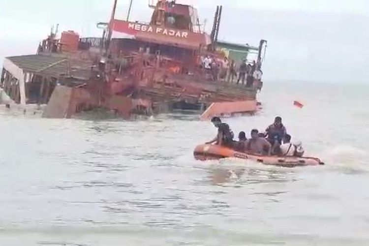 Proses evakuasi KIP Timah di Pantai Matras, Bangka, Sabtu (2/1/2021).