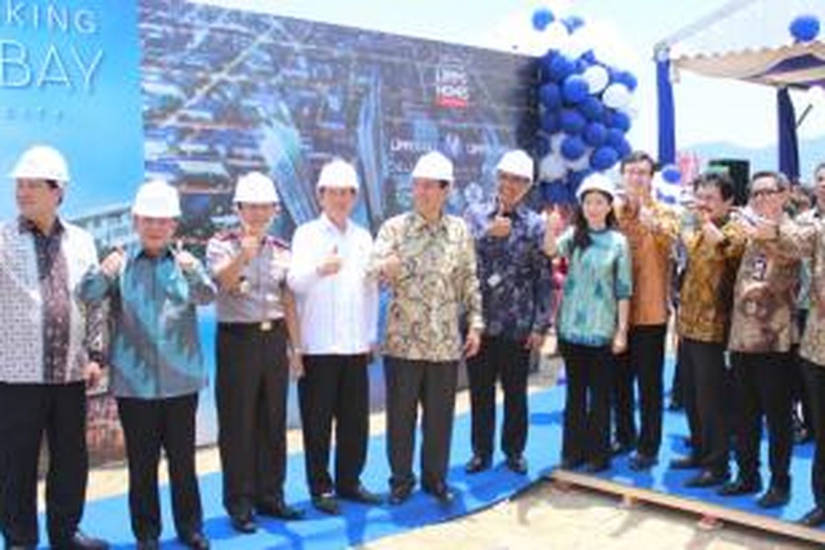 {eletakan batu pertama project Monaco Bay–Manado Resort City, Manado, Jumat (28/8/2015), ditandai dengan pelepasan balon yang disaksikan oleh (dari kiri ke kanan) Steven Kandouw (Ketua DPRD Sulut), Sinyo H. Sarundayang (Gubernur Sulut), Brigjen Pol. Wilmar Marpaung (Kapolda Sulut), Vicky Lumentut (Walikota Manado), Theo L. Sambuaga (Presiden Lippo Group), serta Jopy Rusli (Chief Marketing Officer Lippo Homes), dan Ivan Budiono (CEO Lippo Homes).