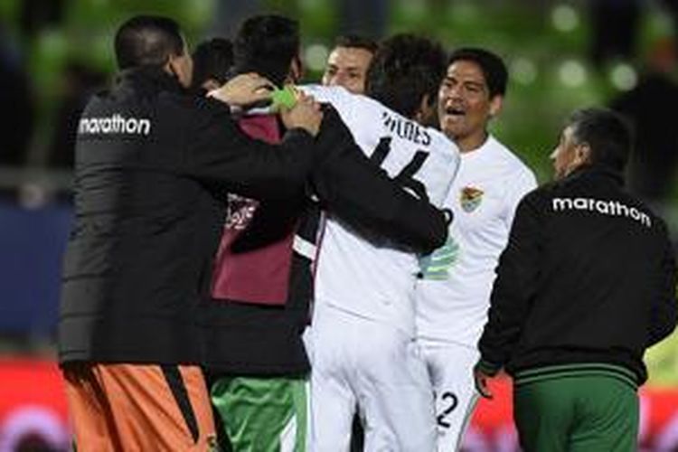 Para pemain Bolivia merayakan kemenangan atas Ekuador, Senin (15/6/2015). 