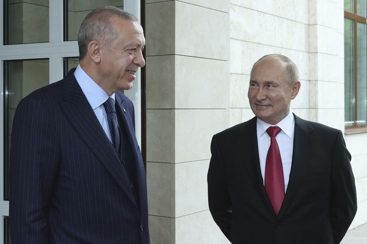 Presiden Rusia Vladimir Putin (kanan) dan Presiden Turki Recep Tayyip Erdogan (kiri) berbincang di Bocharov Ruchei, resor kediaman Putin di Sochi, Rusia, pada Rabu (29/9/2021).