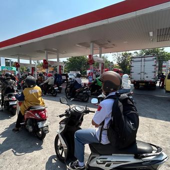 Antrean pengisian BBM  Pertalite di SPBU Pertamina Manahan Solo, Kamis (11/6/2026)