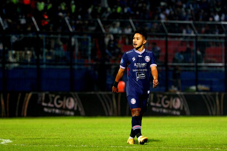 Pemain Arema FC Gian Zola saat pertandingan pekan 2 Liga 1 2022-2023 melawan PSIS Semarang yang berakhir dengan skor 2-1 di Stadion Kanjuruhan Kepanjen, Kabupaten Malang, Sabtu (30/7/2022) malam.