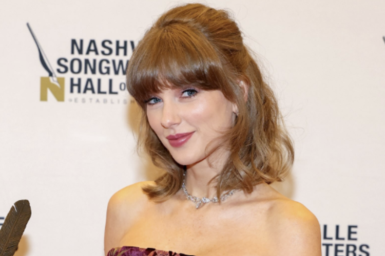 Taylor Swift Pakai Kalung Berlian Senilai Rp40 Miliar di Gala Nashville