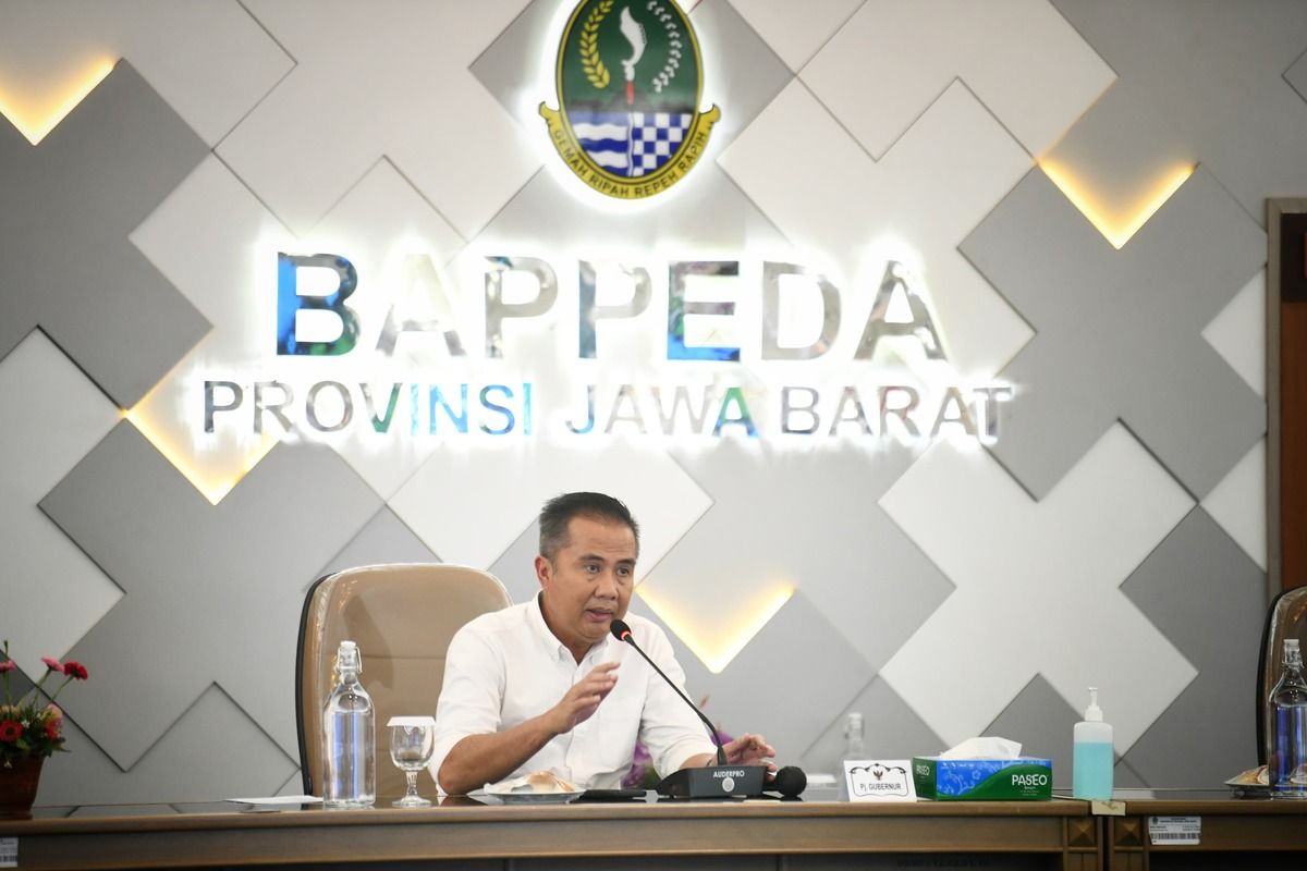 Pj Gubernur Jabar, Bey Machmudin saat rapat tindak lanjut terkait efisiensi APBD 2025, di kantor Bappeda Jabar, Kota Bandung Senin (17/2/2025).