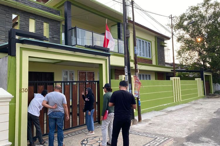 Polda Lampung menyegel rumah mewah mikik APS di Palembang, Kamis (31/8/2023).