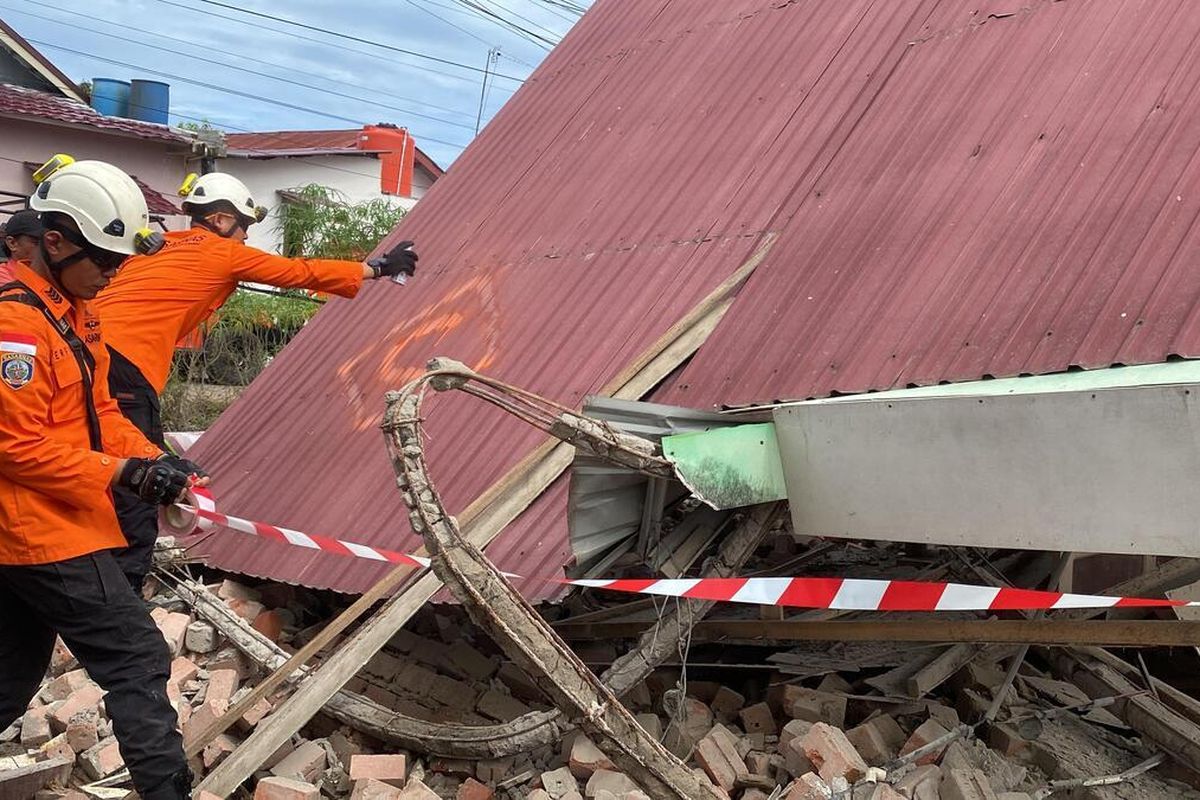 Tim SAR Bengkulu melakukan evakuasi pasca gempa, Jumat (5/23/2025)
