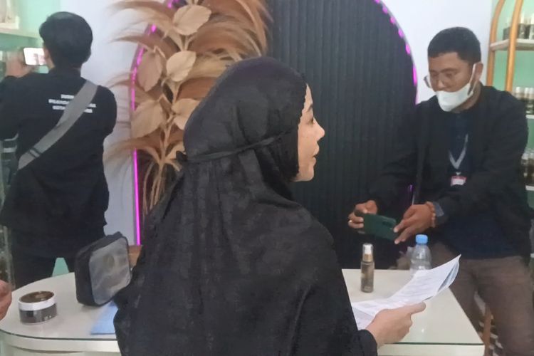 Rumah pengusaha Skincare di Kelurahan Bumi Harapan, Kota Parepare, Sulawesi Selatan, digerebek Pemerintah Kota Parepare, Sulawesi Selatan.