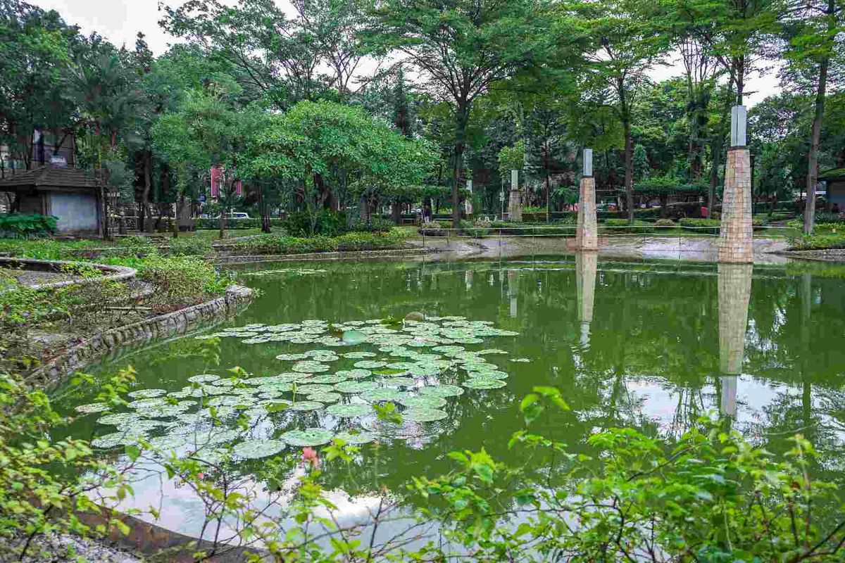 Terlihat pemandangan kolam buatan di Taman Ayodia di Jalan Lamandau III RT 4/RW 7, Kramat Pela, Kecamatan Kebayoran Baru, Jakarta Selatan.