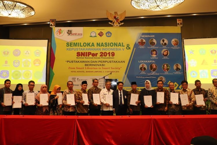 Kepala Perpustakaan Nasional Muhammad Syarif Bando berfoto bersama Rektor Perguruan Tinggi Se-Indonesia setelah penandatanganan MoU di sela Semiloka Nasional Kepustakawanan Indonesia V di Hotel Novotel Bandar Lampung Kamis (3/10/2019).