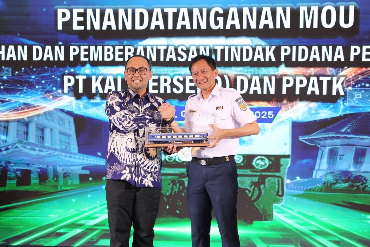 KAI dan PPATK meneken kerja sama untuk memastikan proses bisnis berjalan transparan, khususnya memperkuat sistem TPPU di lingkungan KAI. Kerja sama ditandatangani Direktur Utama KAI Bobby Rasyidin dan Kepala PPATK Ivan Yustiavandana di Jakarta Railway Center (JRC), Jakarta (8/10/2025).