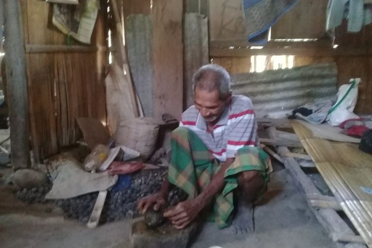 Kakek Germanus (67), warga Dusun Gehak Reta, Desa Koting D, Kecamatan Koting, Kabupaten Sikka, Flores, Nusa Tenggara Timur, saat diwawancara awak media di gubuknya, Selasa (15/10/2019).