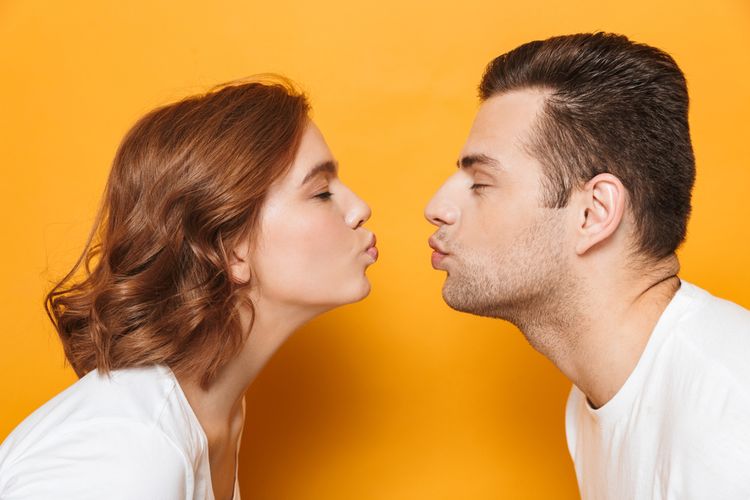 Ilustrasi ciuman bibir, manfaat ciuman bibir, penyakit akibat ciuman bibir, cara ciuman bibir yang benar dan sehat. 