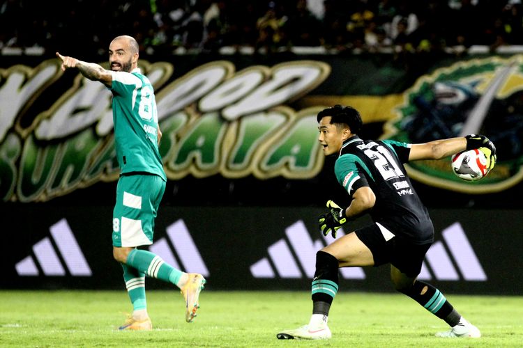 Pemain Persebaya Surabaya Milos Raikovic dan penjaga gawang Ernando Ari saat laga pekan ke-19 Super League 2025-2026 melawan Dewa United di Stadion Gelora Bung Tomo Surabaya, Minggu (1/2/2026) malam.