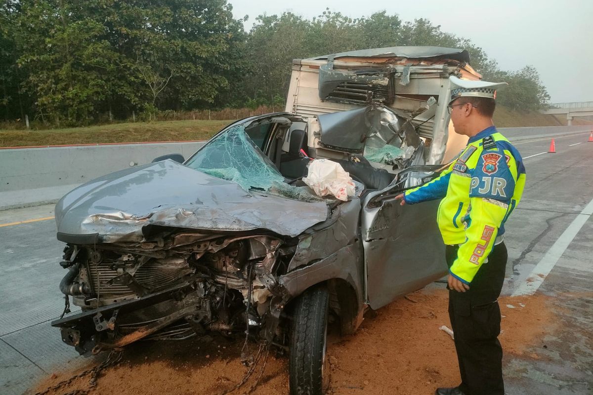 Nampak mobil pikap boks ringsek setelah menabrak truk tronton diruas tol Ngawi ? Kertosono, tepatnya di KM 623 A, Desa Klumutan, Kecamatan Saradan, Kabupaten Madiun, Jawa Timur, Rabu (2/7/2025). Akibat kecelakaan itu, satu orang tewas dan satu luka berat.