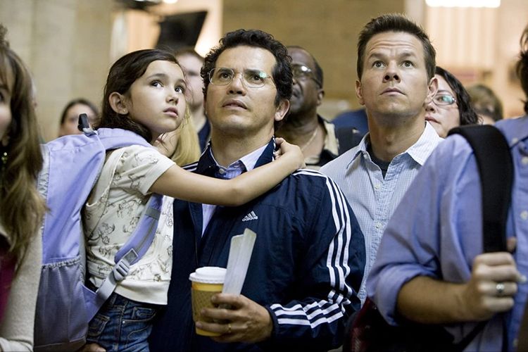 Mark Wahlberg dan John Leguizamo dalam film thriller The Happening (2008).