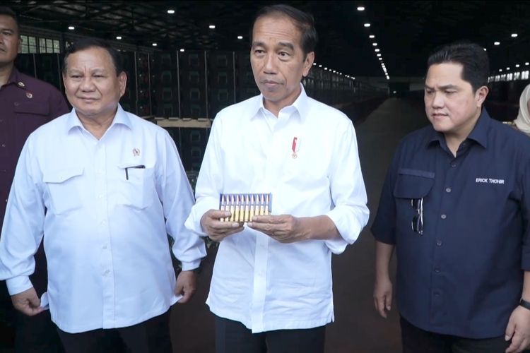 Presiden Joko Widodo memberikan keterangan pers sambil memamerkan peluru buatan PT Pindad usai mengunjungi pabrik alutsista yang berada di Kecamatan Turen, Kabupaten Malang, Jawa Timur, pada Senin (24/7/2023).