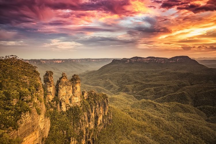 Sunset dari titik pandang Three Sisters di Blue Mountains, New South Wales, Australia. 