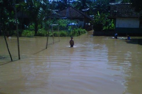 Terendam Banjir, Siswa di Rokan Hulu Berenang untuk Sampai ke Sekolah