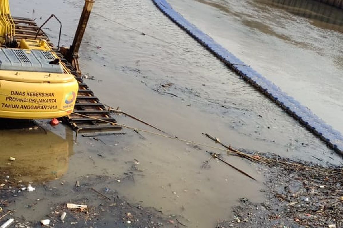 Kondisi Banjir Barat, tepatnya di dekat Mall Season City, usai pengerukan sampah yang dilakukan petugas pada Rabu (9/10/2019). 