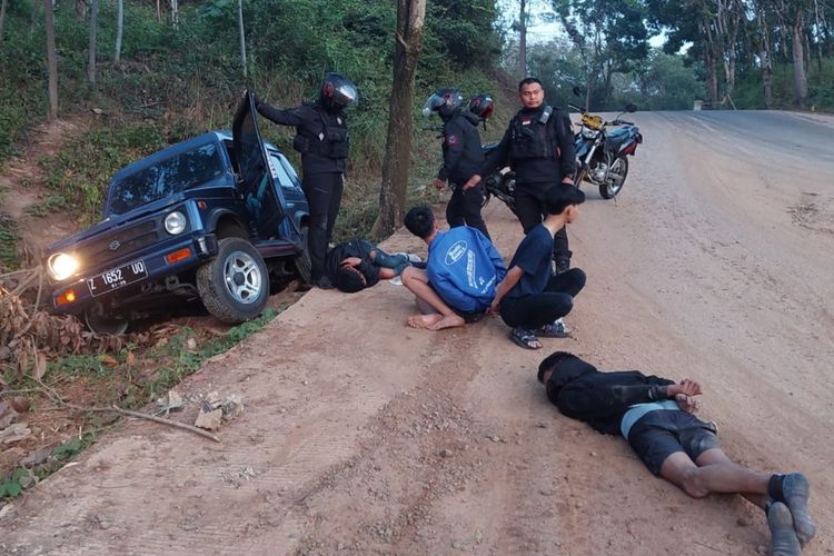 Tim Maung Galunggung Polresta Tasikmalaya berhasil menghentikan mobil pelaku tabrak lari yang terlibat kejar-kejaran dari lokasi kejadian di Kota Tasikmalaya sampai ke wilayah Sancang Garut Selatan, Minggu (31/7/2022).
