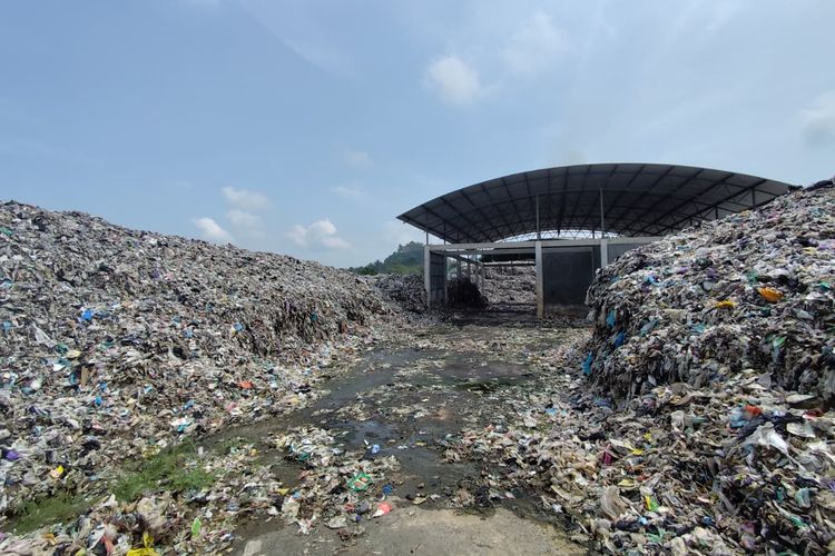 Limbah plastik global berpotensi naik dari 130 menjadi 280 juta Metrik ton pada 2040. Ketahui dampaknya bagi kesehatan manusia.