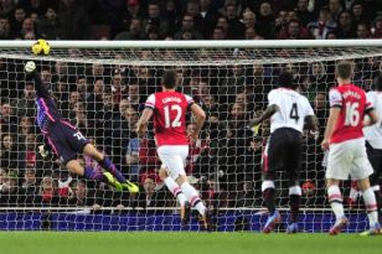 Kiper Liverpool, Simon Mignolet, gagal membendung tembakan gelandang Arsenal, Aaron Ramsey, saat kedua tim bertemu dalam lanjutan Premier League, Sabtu (2/11/2013). Dalam pertandingan ini, Liverpool menyerah 0-2. 