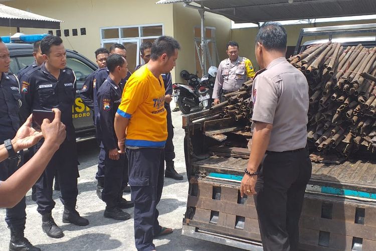Barang bukti berupa besi tua yang diamankan oleh Polsek Semboro, Kabupaten Jember, Jawa Timur, dalam penangkapan 15 satpam yang terlibat pencurian di Pabrik Gula Semboro, Senin (13/1/2020).