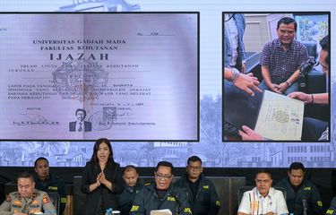 Polisi menampilkan foto dari fotokopi ijazah Jokowi (gambar besar kiri) dan foto dari ijazah asli Jokowi yang sedang dipegang (gambar kecil kanan). (Fauzan/ANTARA FOTO)
