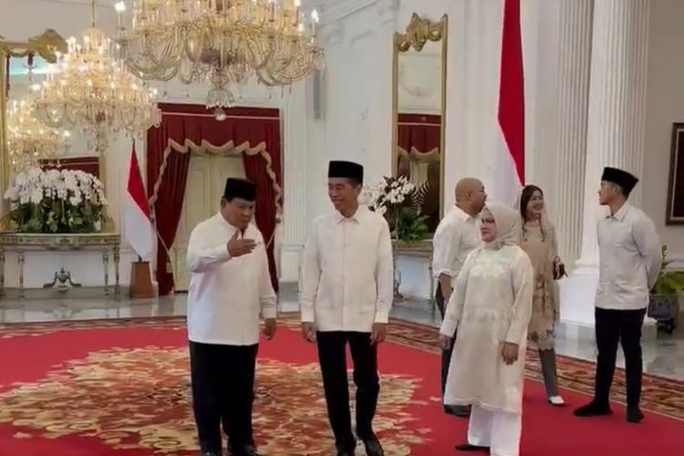 Menteri Pertahanan (Menhan) yang juga capres terpilih 2024, Prabowo Subianto saat berbincang dengan Presiden Joko Widodo dan Ibu Iriana Joko Widodo di Istana Kepresidenan, Jakarta,Kamis (10/4/2024).