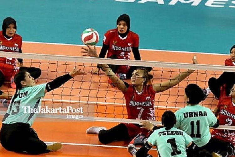 Pemain Indonesia Lestari Anissa Tindy (kanan) berusaha menyelamatkan bola dalam pertandingan melawan tim Mongolia di Tenis Indoor Senayan Jakarta, Minggu 7 Oktober 2018. Indonesia memang tiga set langsung atas Mongolia.