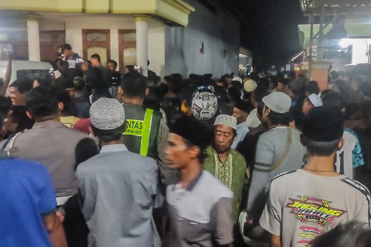 Ratusan warga mengepung rumah kades Pesisir Lantara emosi terhadap dua maling motor. 
