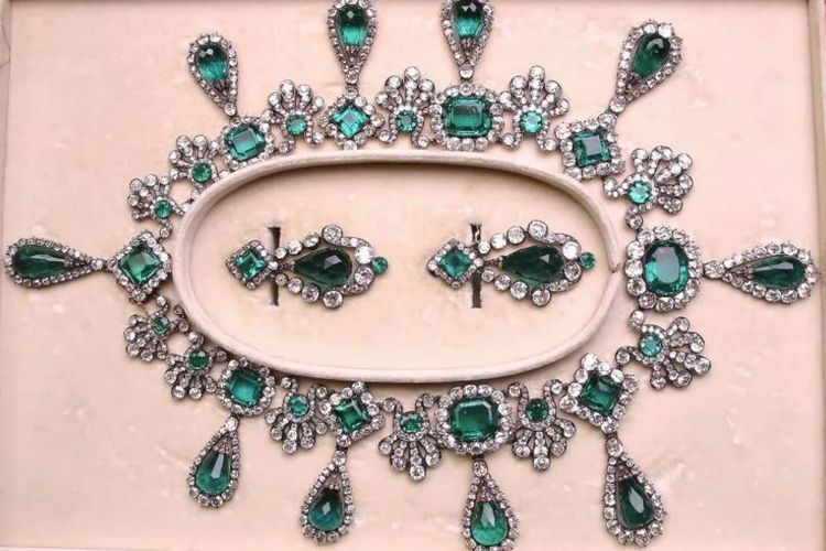Kalung zamrud dan set anting milik Permaisuri Marie Louise, istri kedua Napoleon Bonaparte yang dicuri dari Museum Louvre
