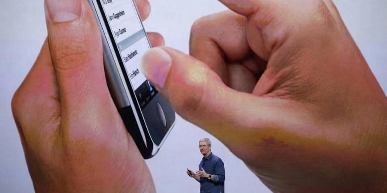 CEO Apple Tim Cook berbicara di acara Apple di Flint Center for the Performing Arts di Cupertino, California, AS, Selasa (9/9/2014).  Pada acara tersebut, Apple memperkenalkan Apple Watch dan dua iPhone terbarunya, iPhone 6 dan iPhone 6 Plus.