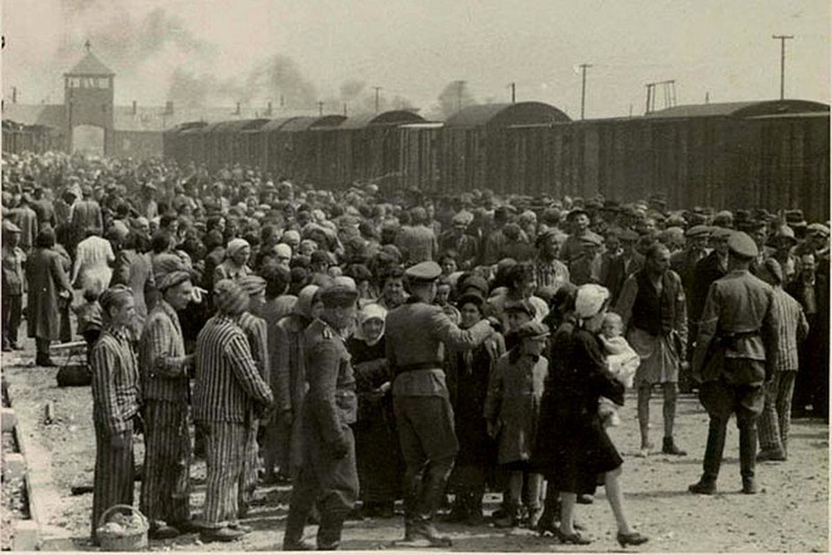 Ribuan bangsa Yahudi tiba di kamp konsentrasi Auschwitz-Birkenau di masa Perang Dunia II. Sejarah mencatat 6 juta orang Yahudi tewas akibat praktik holocaust yang diterapkan Nazi Jerman.