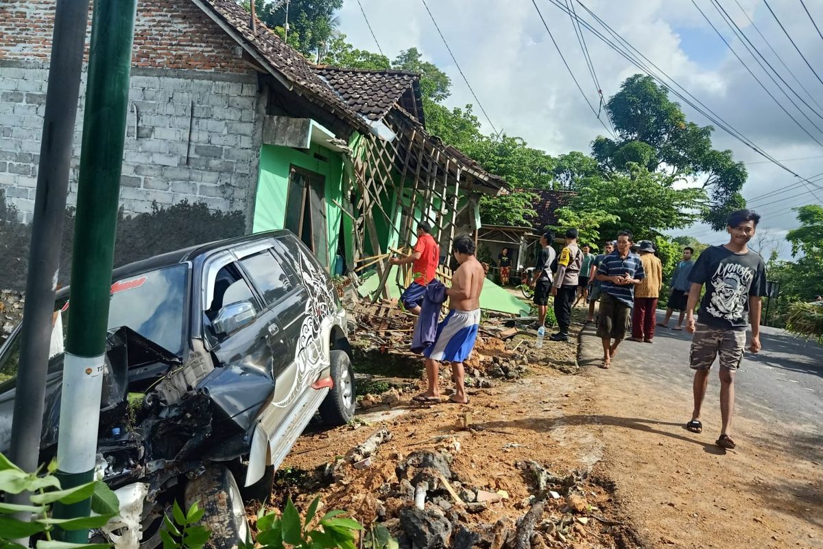 Mobil tabrak rumah di Kapanewon Tepus, Gunungkidul Rabu (4/1/2022)